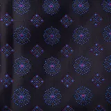 Pañuelo de bolsillo confeccionado en microfibra de alta calidad, color negro con diseño distintivo, tamaño 27x27 cm.