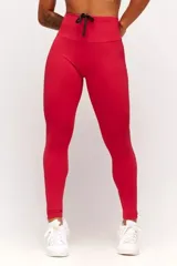 Calza deportiva negra de tiro alto con cordón ajustable en la cintura y logo estampado en la pierna.