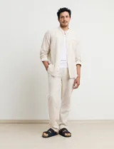 Camisa de lino color beige, de cuello mao y manga larga.