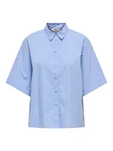 Camisa celeste con rayas verticales azules, de corte cuadrado, manga corta y cuello camisero.