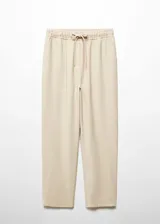 Pantalón color verde oliva, de tejido fluido, corte recto, tiro alto, cintura elástica con cordón de ajuste y bolsillos laterales.