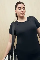 Remera deportiva negra de manga corta, corte ajustado y tejido elástico.