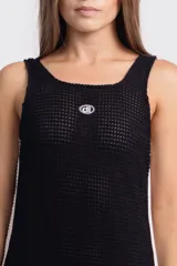 Vestido largo de tejido calado color negro, con breteles finos y corte recto con aberturas laterales.