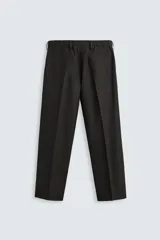 Pantalón de vestir negro de corte recto, con cintura elástica, pliegues frontales, bolsillos laterales y traseros.