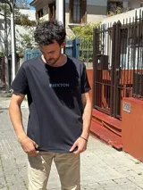 Camiseta negra de manga corta con logo Brixton estampado en el pecho.