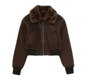 Campera bomber marrón de cuero con cuello de piel sintética, cierre frontal con cremallera, bolsillos laterales y puños y bajo acanalados.