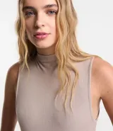 Blusa negra sin mangas de rib con cuello alto.