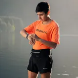 Riñonera unisex negra marca Merrell, modelo Yukon Trail Belt, ideal para trail running. Tiene capacidad de 2 litros, ajuste elástico y cuatro bolsillos exteriores con cierre.