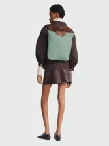 Mochila Longchamp modelo Le Pliage Original M, color crudo con detalles en cuero marrón.
