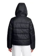 Campera puffer negra Under Armour con capucha y logo en el pecho. Diseño acolchado y cierre frontal con cremallera.
