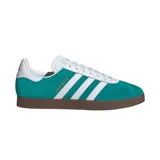 Championes Adidas Gazelle Liverpool FC, color verde con detalles en blanco y suela marrón.