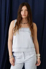 Musculosa color beige con escote cuadrado y costuras a contratono.