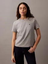 Buzo tipo fleece color azul grisáceo, con cuello redondo, corte regular y logo de Calvin Klein bordado en el pecho.