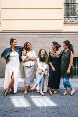 Bailarinas de terciopelo de seda color caramelo con detalle de flor en print ocre, blanco y negro.