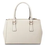 Bolso Guess modelo Grimball, color blanco con estampado del logo de la marca en relieve. Tiene doble asa de mano y correa bandolera ajustable y extraíble.