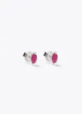 Par de aros tipo stud (perno) de plata 925, con forma de marquesa o navette, engastados con una piedra de color fucsia/rojo intenso (rubí).