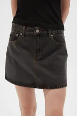 Minifalda de jean celeste con bolsillos delanteros y traseros.
