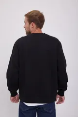 Buzo negro de manga larga y cuello redondo, con logo "Originals Studio" estampado en el pecho.