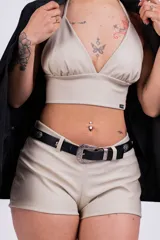 Short de cuero sintético color beige, tiro alto y corte ajustado.