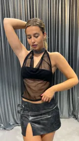 Top negro de tul transparente con cuello halter y espalda descubierta.