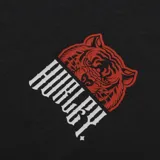 Remera negra de manga corta con cuello redondo y estampado pequeño en el pecho de un tigre y el logo de la marca en color rojo.