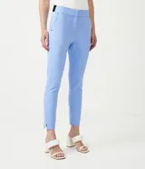Pantalón de vestir color verde claro, de corte recto, con bolsillos laterales y traseros.
