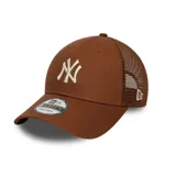 Gorro marrón con logo de los New York Yankees bordado en blanco en el frente y logo de New Era bordado en blanco en el lateral.