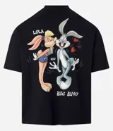 Remera negra de algodón con corte boxy, cuello redondo y mangas cortas. Estampado en la espalda de Lola Bunny besando a Bugs Bunny, con corazones y texto "Lola and Bugs Bunny".