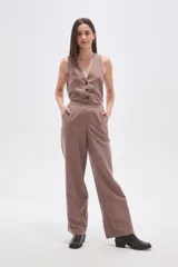 Pantalón negro de viscosa, de corte recto y tiro medio.