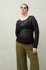 Top negro de manga larga en tejido translúcido y texturizado, con diseño ajustado al cuerpo.