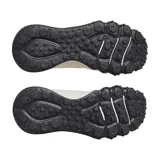 Championes de trail running Under Armour Charged Maven Trail, color beige con detalles en negro y celeste. Presentan capellada de malla transpirable, entresuela Charged Cushioning para mayor amortiguación y suela de goma con diseño de tacos para mejor tracción en terrenos irregulares.