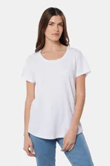 Remera azul de algodón y poliéster, de corte recto, cuello redondo y manga corta.