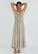 Vestido largo color amarillo, con breteles finos, escote en V con volados y corte suelto.