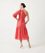 Vestido midi color salmón con bordado calado, de un hombro, manga larga abullonada y lazo en la cintura.