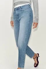Pantalón de jean celeste de tiro alto, corte recto y cinco bolsillos.