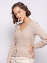 Cardigan corto tramado color beige, con botones a tono y escote en V, de diseño elastizado.
