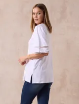 Remera blanca de algodón marca Ruby Rd con cuello redondo y escote en V. Tiene mangas cortas amplias con aplique de crochet.