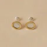 Par de aros tipo botón con base circular de plata 925 bañada en oro y centro de nácar.