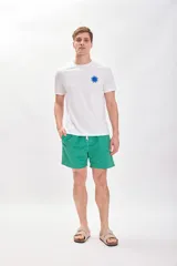 Short de baño verde con cintura elastizada y cordón ajustable.