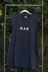 Musculosa negra con cuello redondo y sisas amplias. Estampado frontal con figuras abstractas en blanco.