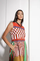 Vestido largo sin mangas con estampado abstracto en tonos rojo, blanco, verde, amarillo y azul.