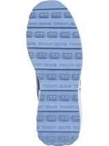 Zapatillas Tommy Jeans de estilo running, con exterior de ante en tonos azul y celeste, interior de poliéster, plantilla extraíble de goma termoplástica reciclada y suela gruesa de goma con tacos.