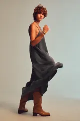 Vestido midi gris de tirantes finos y escote en V. Falda con volantes en el ruedo.