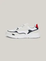 Zapatillas Tommy Hilfiger de running en ante color blanco, azul y rojo, con ribetes en zigzag y paneles color block.