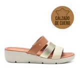 Sandalias de cuero color marrón con tiras doradas y blancas. Plataforma color hueso con tecnología Low Impact.