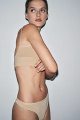 Tanga color piel de tiro medio con cintura elástica.