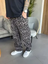 Pantalón baggy con estampado animal print en tonos marrón, negro y beige.