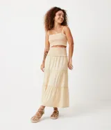 Blusa cropped de tirantes color crema con rayas horizontales rosas y naranjas, con elástico en el escote y en el bajo.
