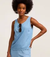 Blusa sin mangas de jean celeste, con cuello redondo y corte recto.