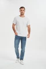 Remera blanca de algodón con cuello redondo y estampado de tablas de surf y un sol.